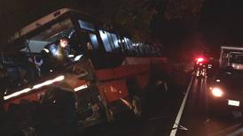 Autobús que trasladaba a oficiales para atender bloqueos en Limón se queda sin frenos y choca con dos vehículos