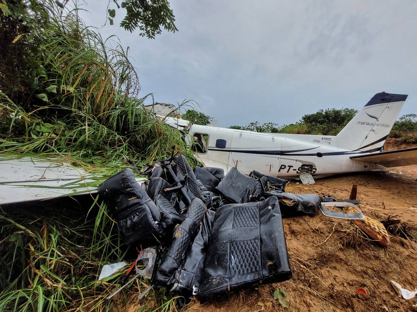 El piloto de la avioneta se acercaba a la remota ciudad bajo una intensa lluvia, con poca visibilidad, y pareció comenzar a aterrizar inadvertidamente a mitad de la pista, dijo el secretario de seguridad del estado de Amazonas, Vinicius Almeida, en una conferencia de prensa.
