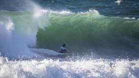 Carlos ‘Cali’ Muñoz palpa ‘ola a ola’ un bombazo para el surf costarricense