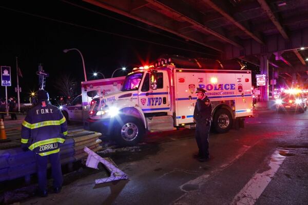 Los socorristas atienden el accidente de un helicóptero que se estrelló en East River, en Nueva York. Foto: AFP