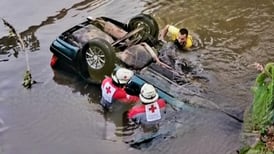 Dos hombres mueren tras caer a laguna a bordo de vehículo en Sarapiquí 