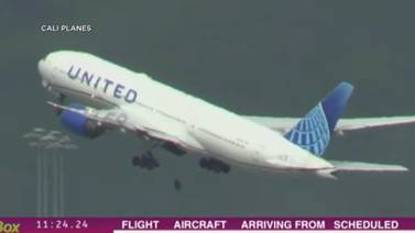 Neumático se desprende de avión de United Airlines y daña automóviles