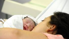 Chineos en hospitales ayudan a mujeres a sobrellevar parto
