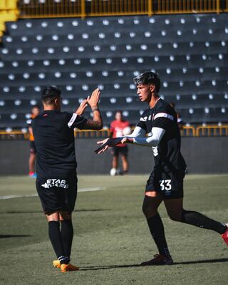 Diego Campos es felicitado por Fernando Lesme luego de su anotación en el amistoso de Liga Deportiva Alajuelense contra Sarchí.