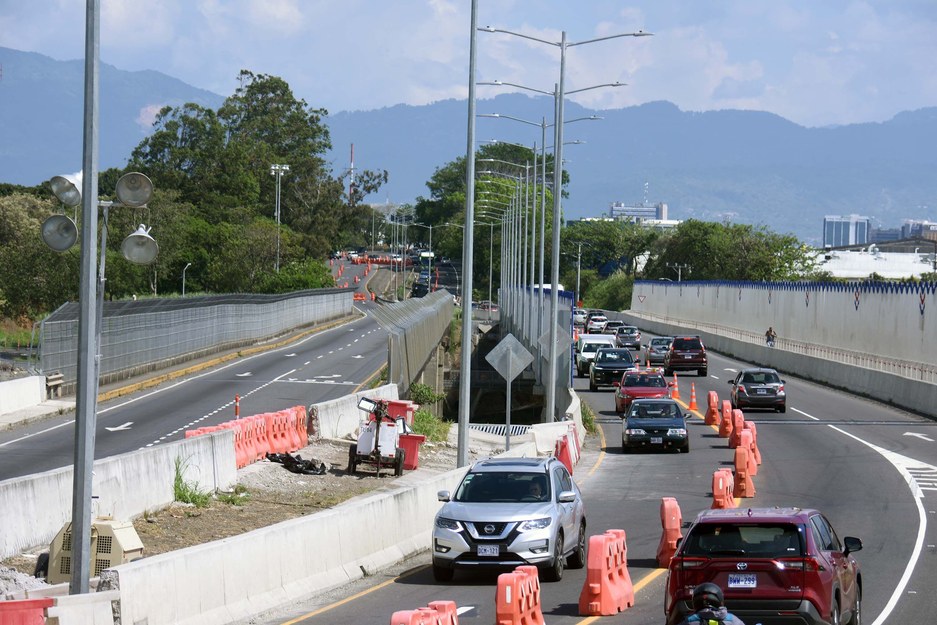 Por el nuevo puente los vehículos disponen de dos carriles en sentido LImón-San José que se reduce a uno al salir  y un carril en el recorrido San José-Limón. 
