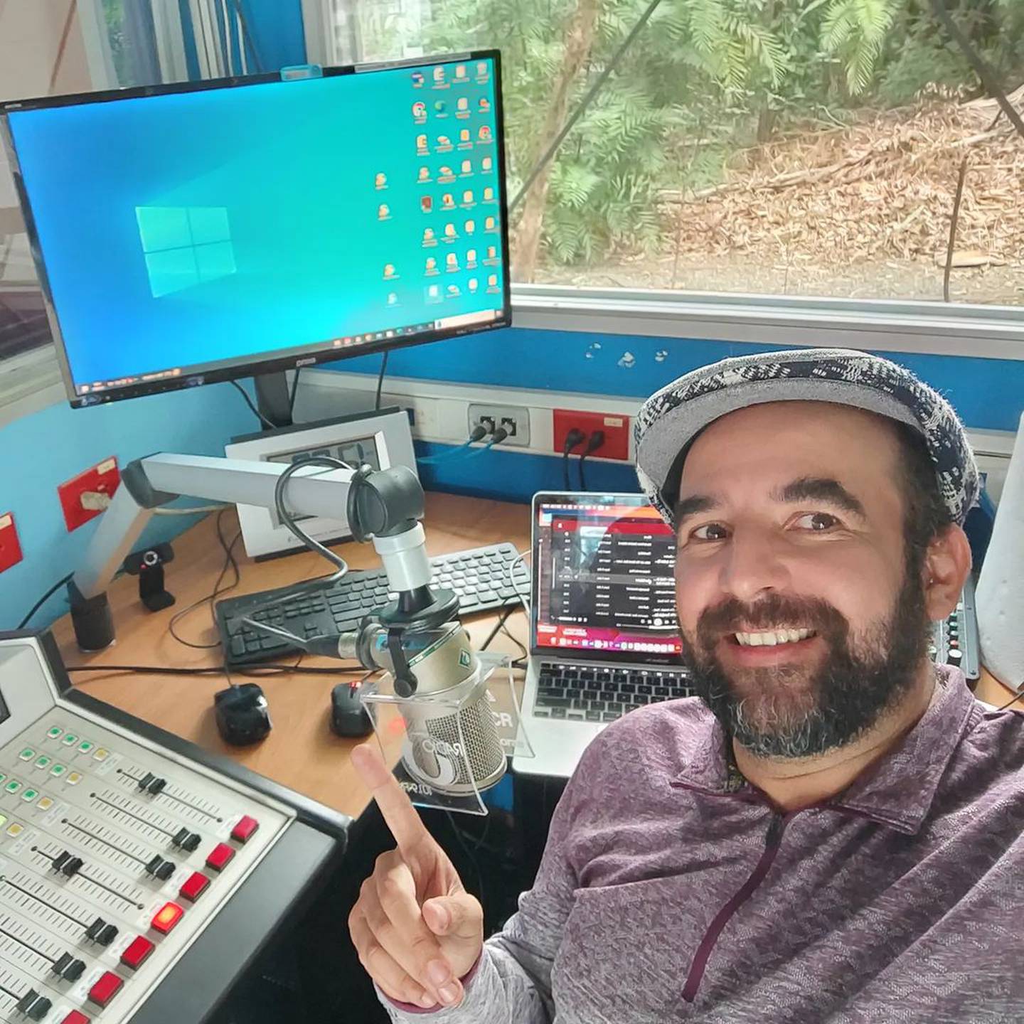 Gabriel Dávila es el productor de Reggaevolution, que se transmite los sábado por la radio de la UCR.