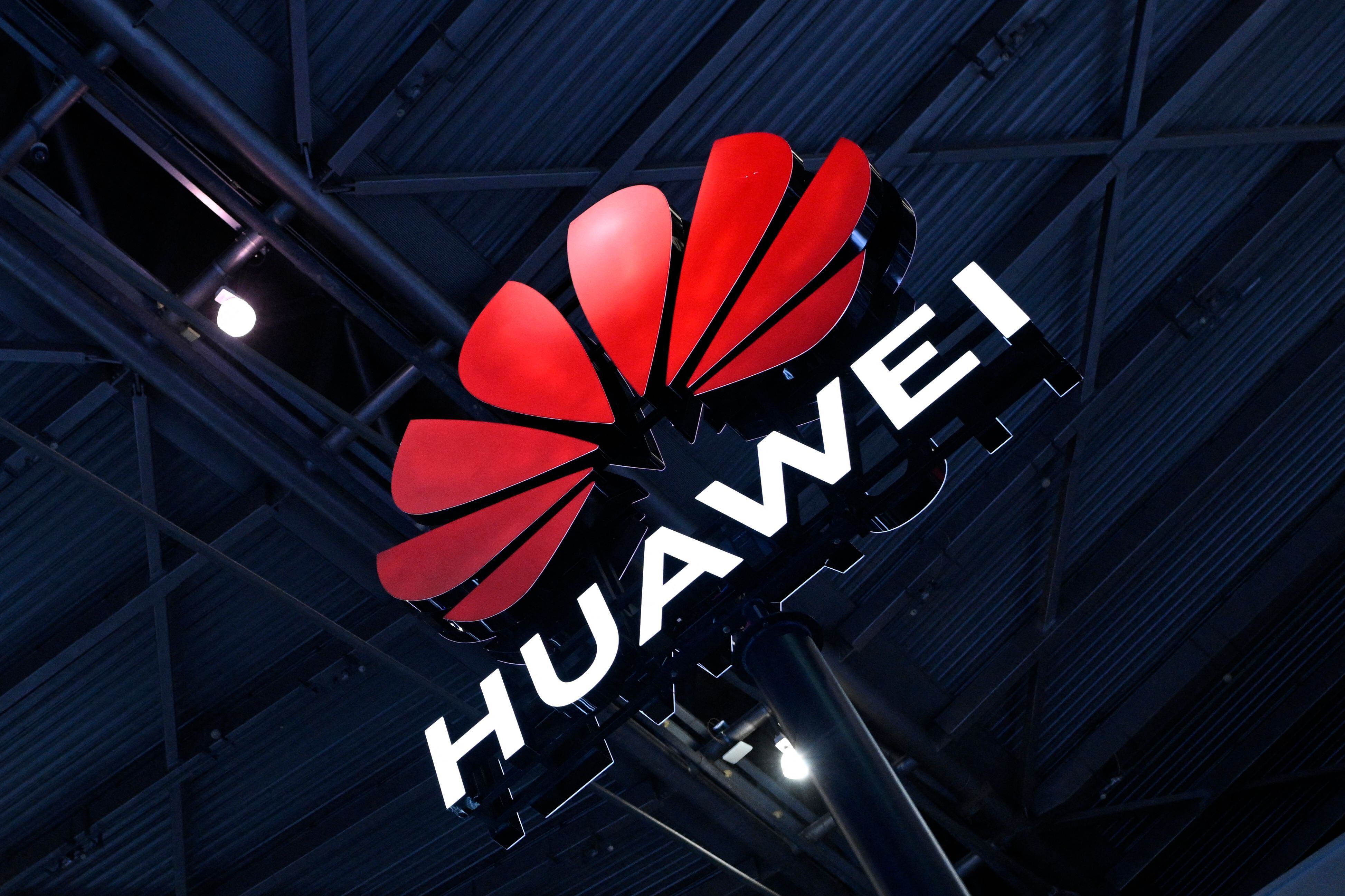 La compañía china Huawei presentó su primera computadora portátil con inteligencia artificial (IA), impulsada por un semiconductor fabricado por Intel. La compañía china está sancionada por Estados Unidos desde 2019, razón por la que legisladores republicanos reclamaron que persista ese vínculo.