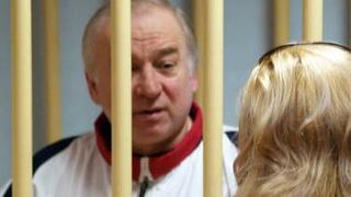 Segundo sospechoso de envenenar a exespía es un médico ruso, dice informe