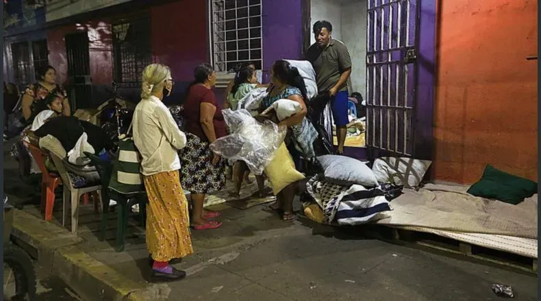 Familiares mantienen vigilia en las afueras de El Penalito, en San Salvador, donde casi todas las noches liberan a capturados del régimen de excepción. (La Prensa Gráfica)