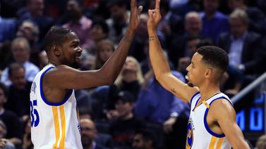 Cavaliers resbalan sin LeBron James;  Warriors triunfan de la mano de Curry y Durant