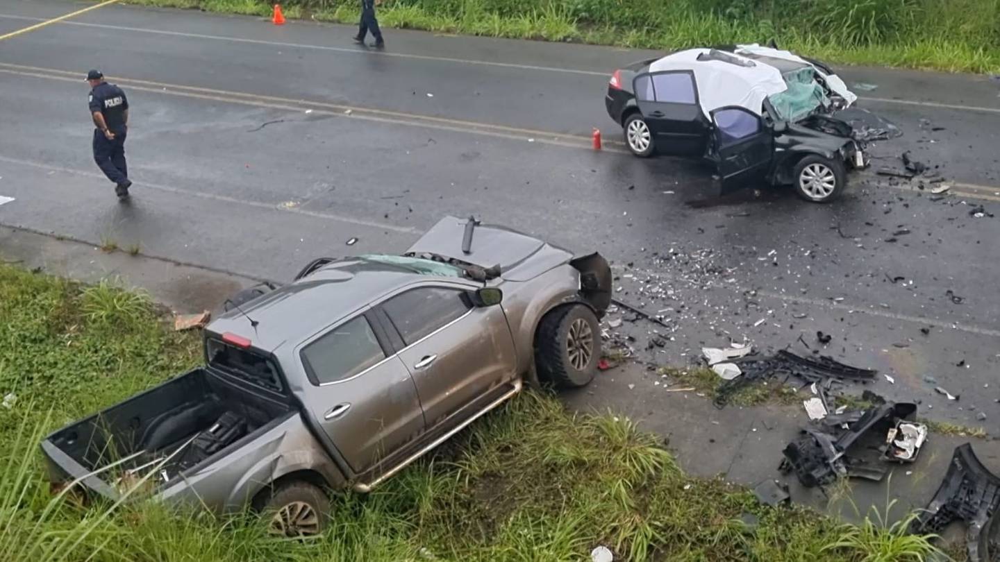 Dos mujeres y un hombre fallecieron tras la colisión de dos vehículos en Río Cuarto de Alajuela. Foto: Edgar Chinchilla, corresponsal LN.