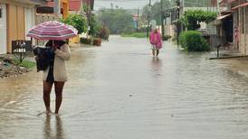 CNE reporta daños en puente, deslizamiento sobre una casa y caminos afectados en el Caribe sur