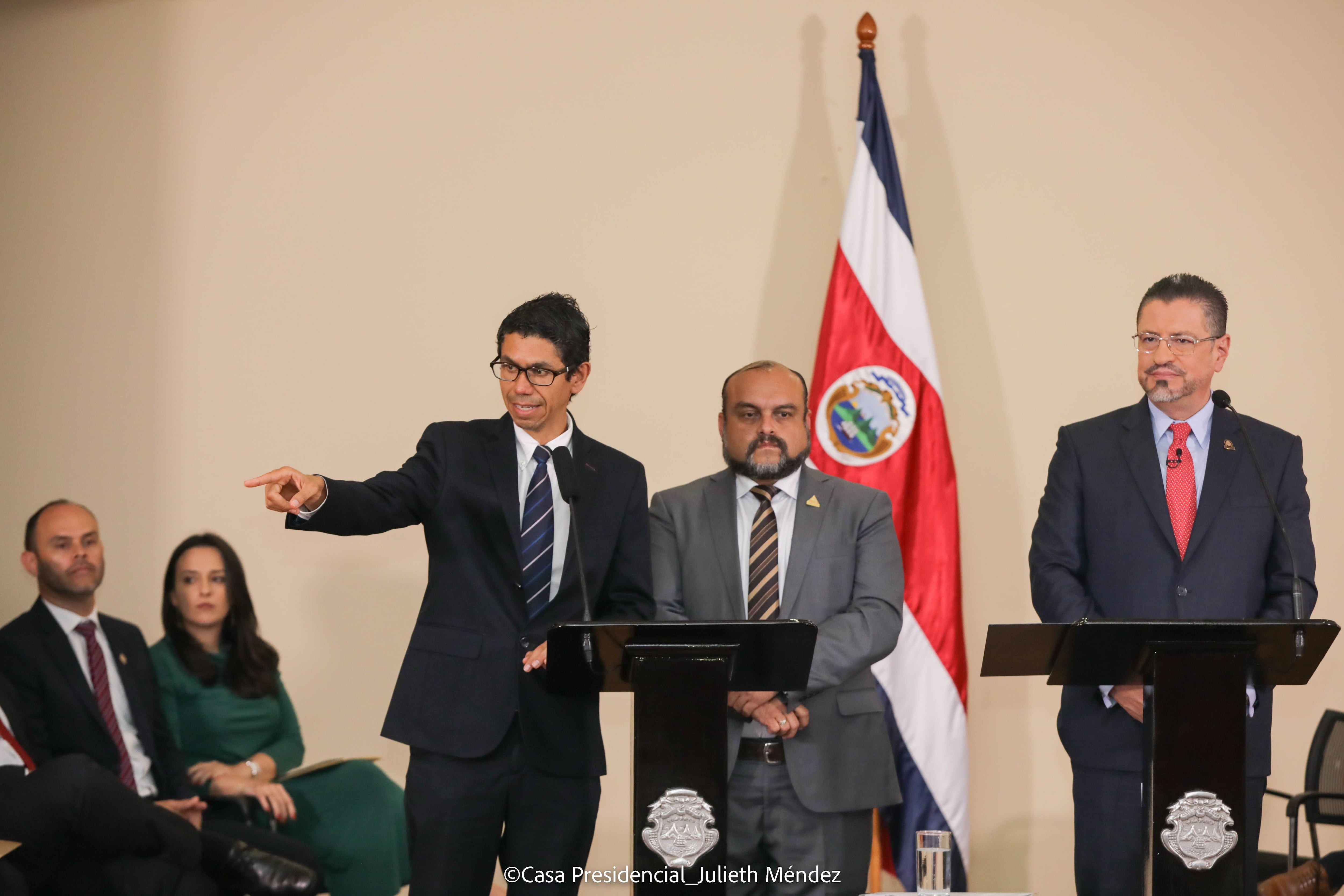El presidente de la República, Rodrigo Chaves, junto al ministro de Obras Públicas, Luis Amador, y el presidente de la CNE, Alejandro Picado. Foto: 