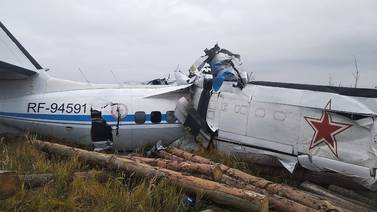 16 paracaidistas mueren al estrellarse avión en Rusia