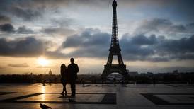 Torre Eiffel mantiene sus puertas cerradas por huelga en medio de críticas por su ‘deterioro’