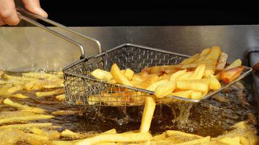 Comer a diario 'frituras' sumergidas en aceite sube riesgo de infarto en 55%