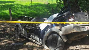 Conductor de carro que chocó contra árbol en Abangares quedó sin medidas 