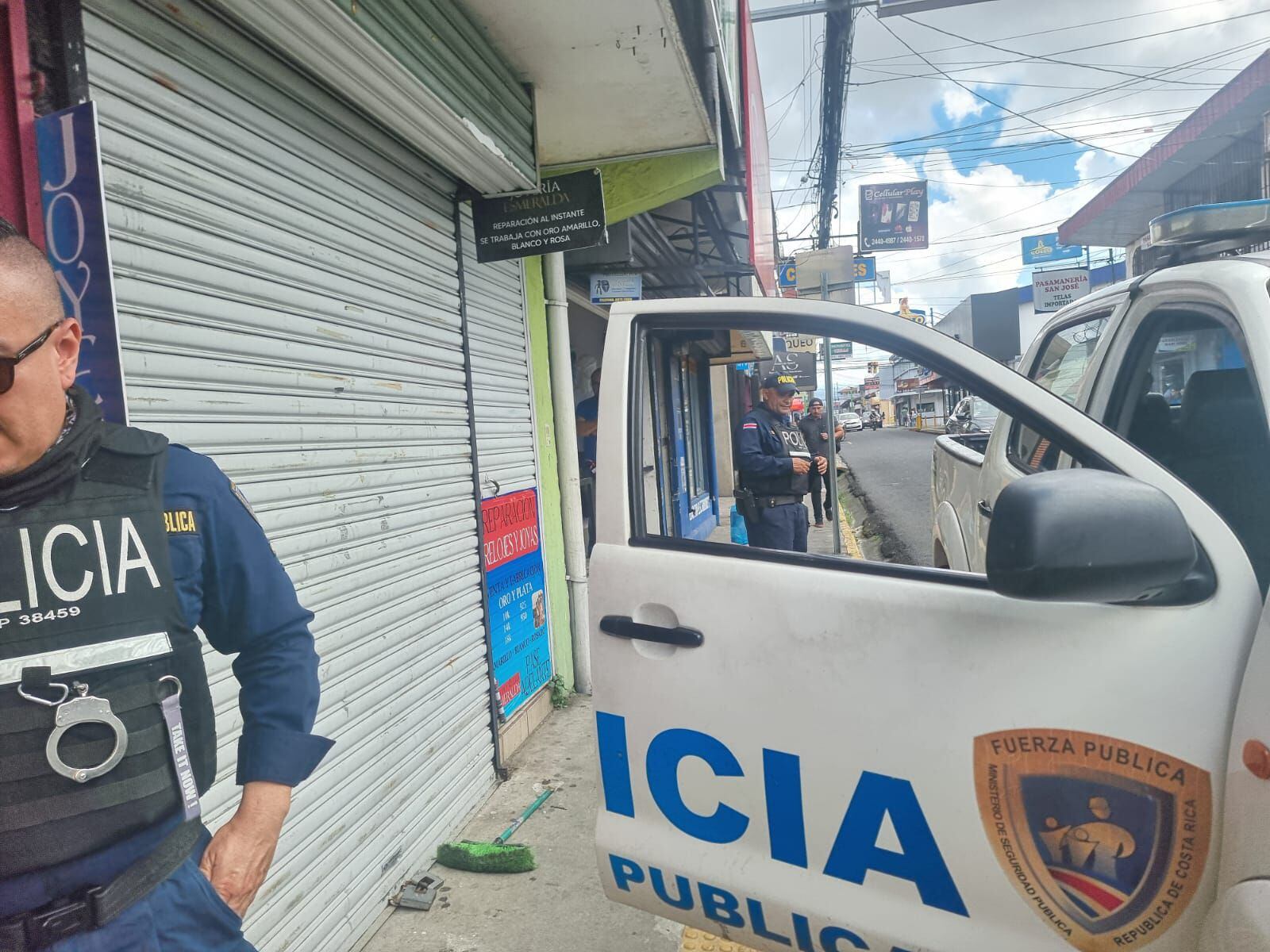 Policías revisan la joyería en donde hubo un asalto en Alajuela. Foto: Irene Vizcaino