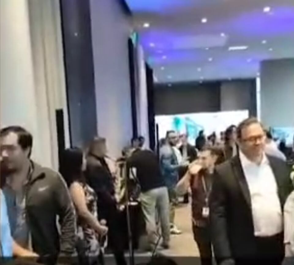'Telenoticias' divulgó cortos videos del encuentro al que asistieron funcionarios del ICE organizado por Huawei en el hotel Hilton La Sabana. Captura de pantalla de video de canal 7