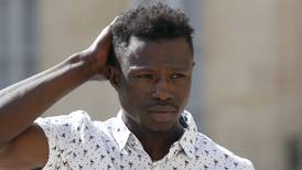 El joven héroe de Malí recibe el permiso de residencia en Francia