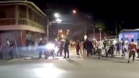 Turba de 100 personas ataca a policías con balazos y piedras