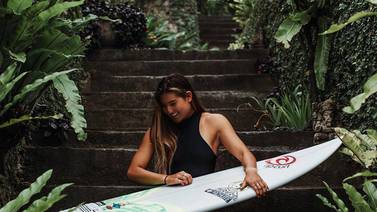 La campeona del surf de América nació en Costa Rica, se crió en Hawái y vive en Fiyi