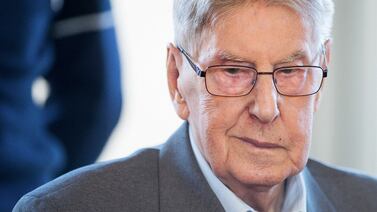 Antiguo guardia de Auschwitz se disculpa en juicio a sus 94 años