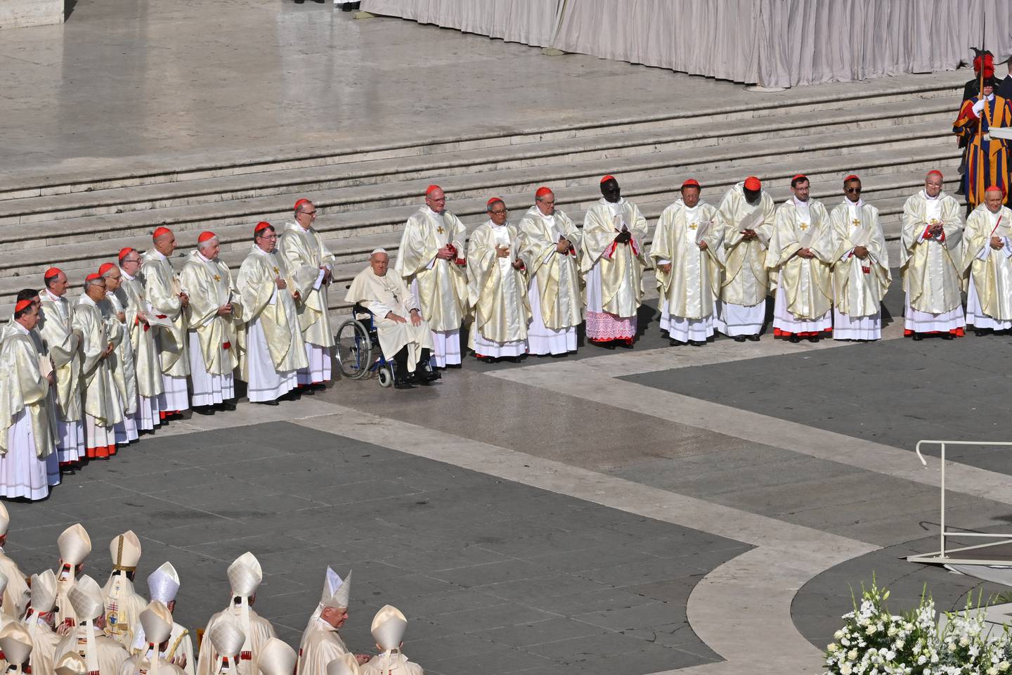 Los cardenales recién elegidos posan con el Papa Francisco después de una santa misa el día de apertura de la 16.ª Asamblea General Ordinaria del Sínodo de los Obispos