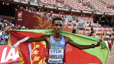 Eritreo de 19 años ganó maratón del Mundial de Atletismo en Pekín