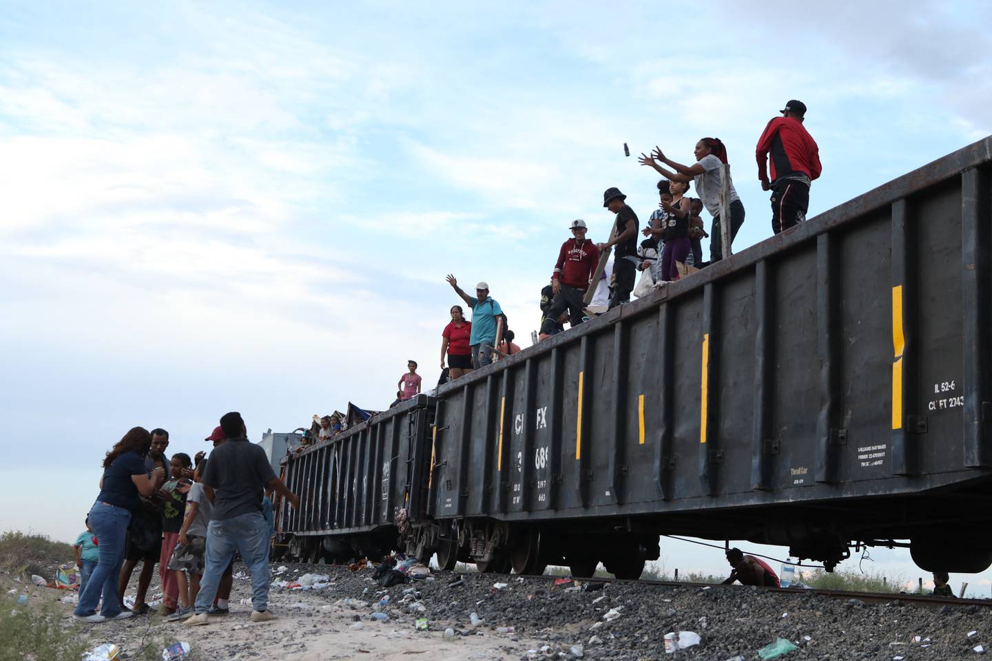 Migrantes, en su mayoría de Venezuela, permanecen varados después de que el tren de mercancías en el que viajaban a Ciudad Juárez se detuviera en el desierto en el municipio de Ahumada, estado de Chihuahua.