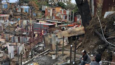 Afectados por incendio en Guararí reconstruyen casas pese a prohibición del INVU