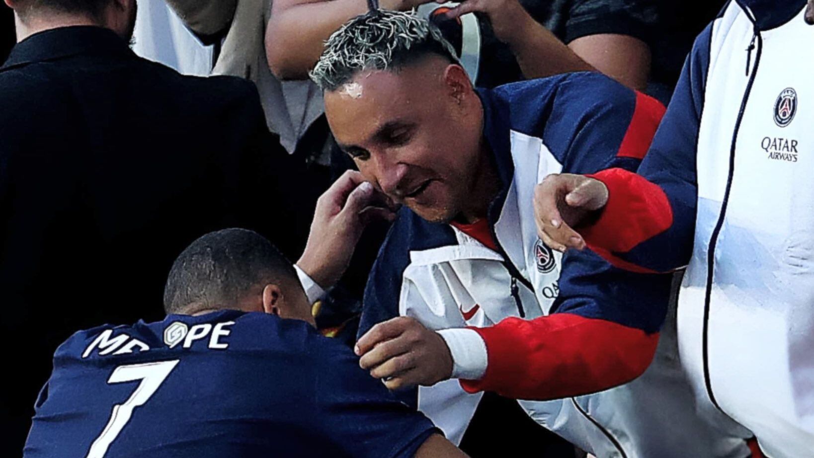 En el último juego del campeonato en Francia, Kylian Mbappé anotó y celebró su gol con Keylor Navas, quien estaba en el banquillo.