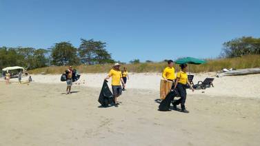 Bomberos de Santa Cruz recogieron basura ‘olvidada’ por turistas que visitaron playa Avellana