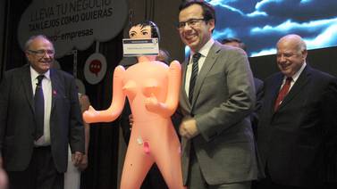 Muñeca inflable de regalo a ministro de Economía genera indignación en Chile