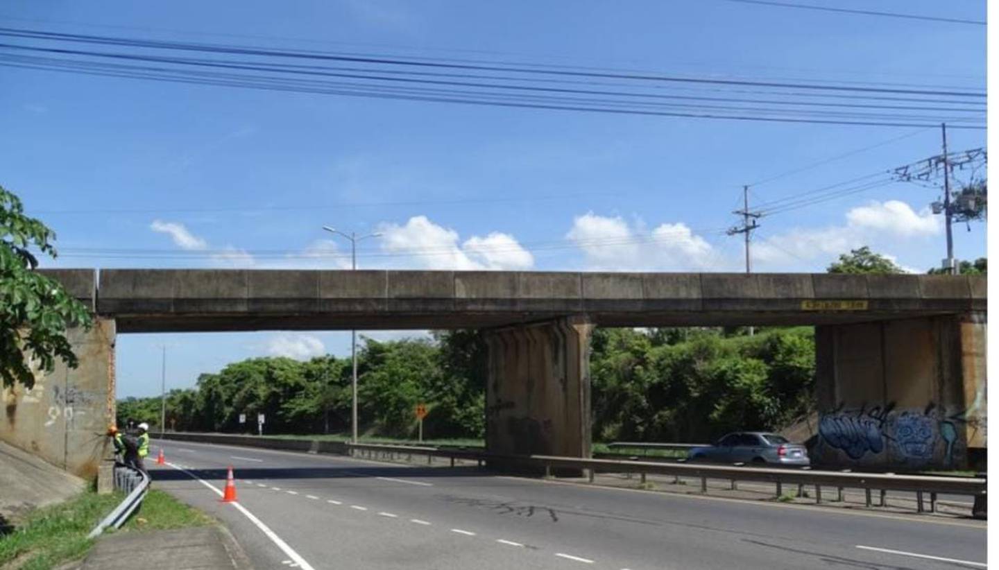 El puente en calle Loros, ubicado sobre la ruta 27 cerca de la Ceiba de Orotina, presenta deficiencias estructurales y funcionales. Foto: Lanamme.