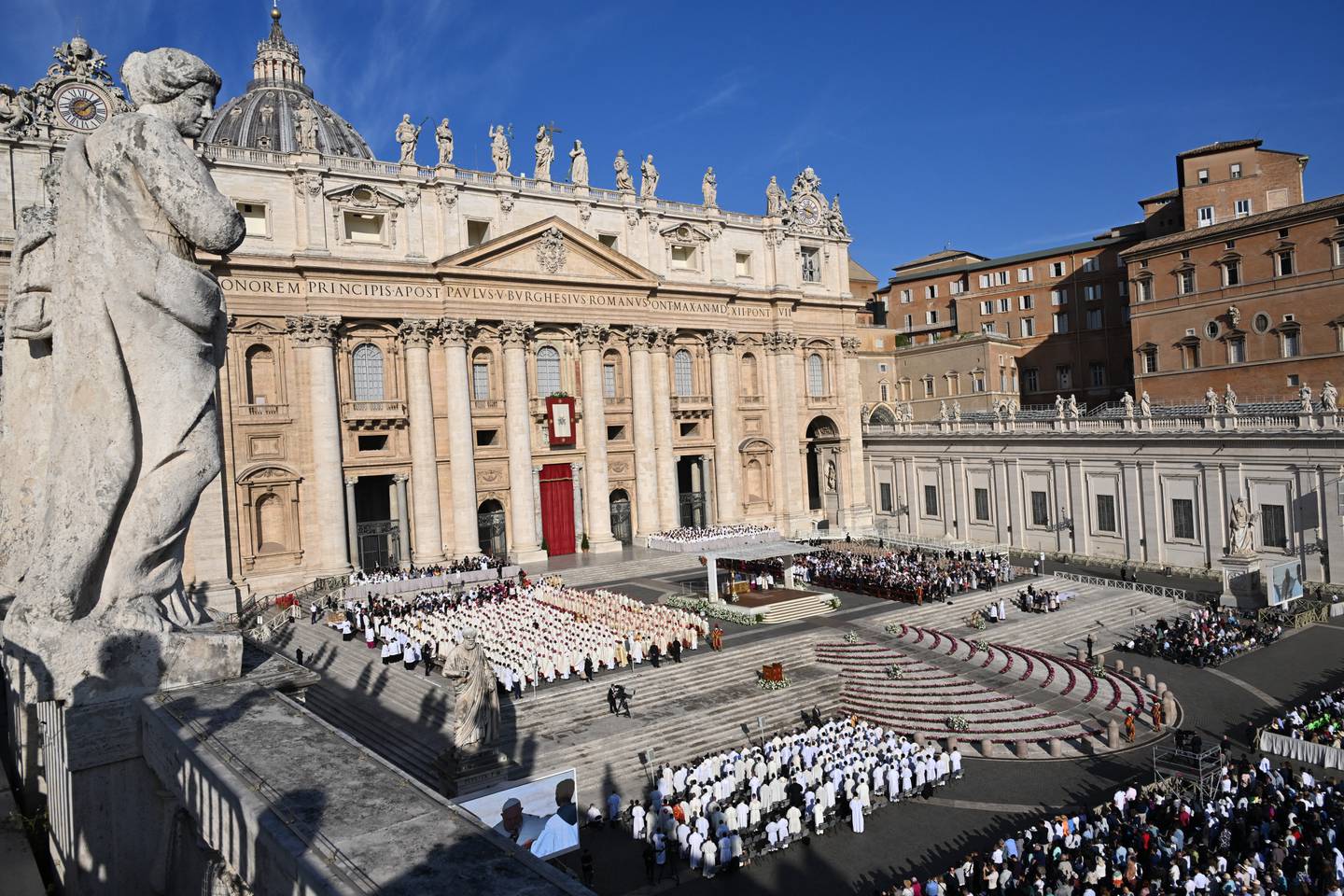 El Sínodo de los Obispos, un simposio mundial sobre el futuro de la Iglesia católica, comenzó en Roma después de dos años de consultas globales. El Papa Francisco inauguró el evento con un llamado a una Iglesia "hospitalaria" de "puertas abiertas a todos".