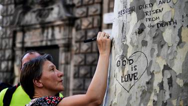 Propios y extraños viven la consternación en Barcelona un día después del atentado