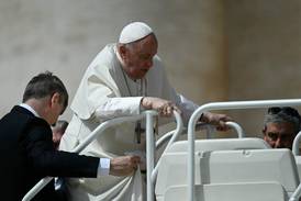 Papa preside multitudinaria misa en Venecia en su primer viaje en siete meses