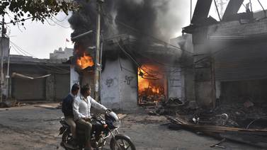 Violencia entre hindúes y musulmanes sacude Nueva Delhi y deja 27 muertos