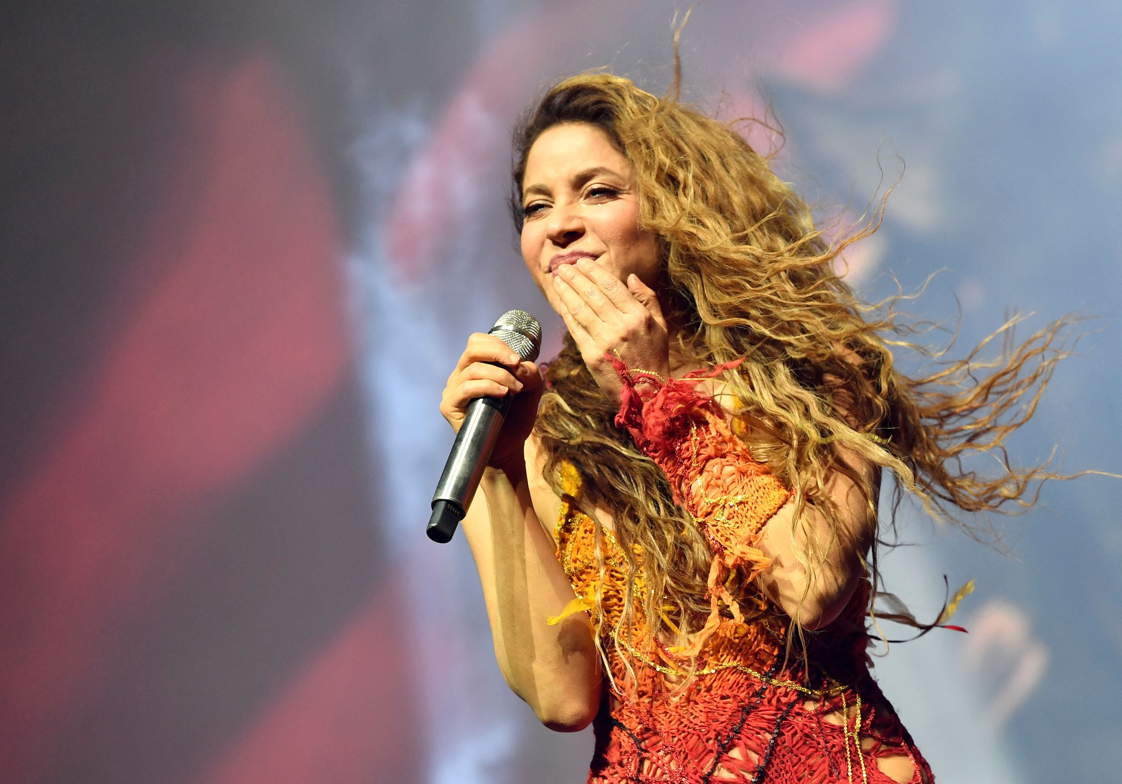 Con su carisma y talento, Shakira dominó el escenario de Coachella. Ella deslumbró a la multitud con sus movimientos de baile y su inconfundible voz.
