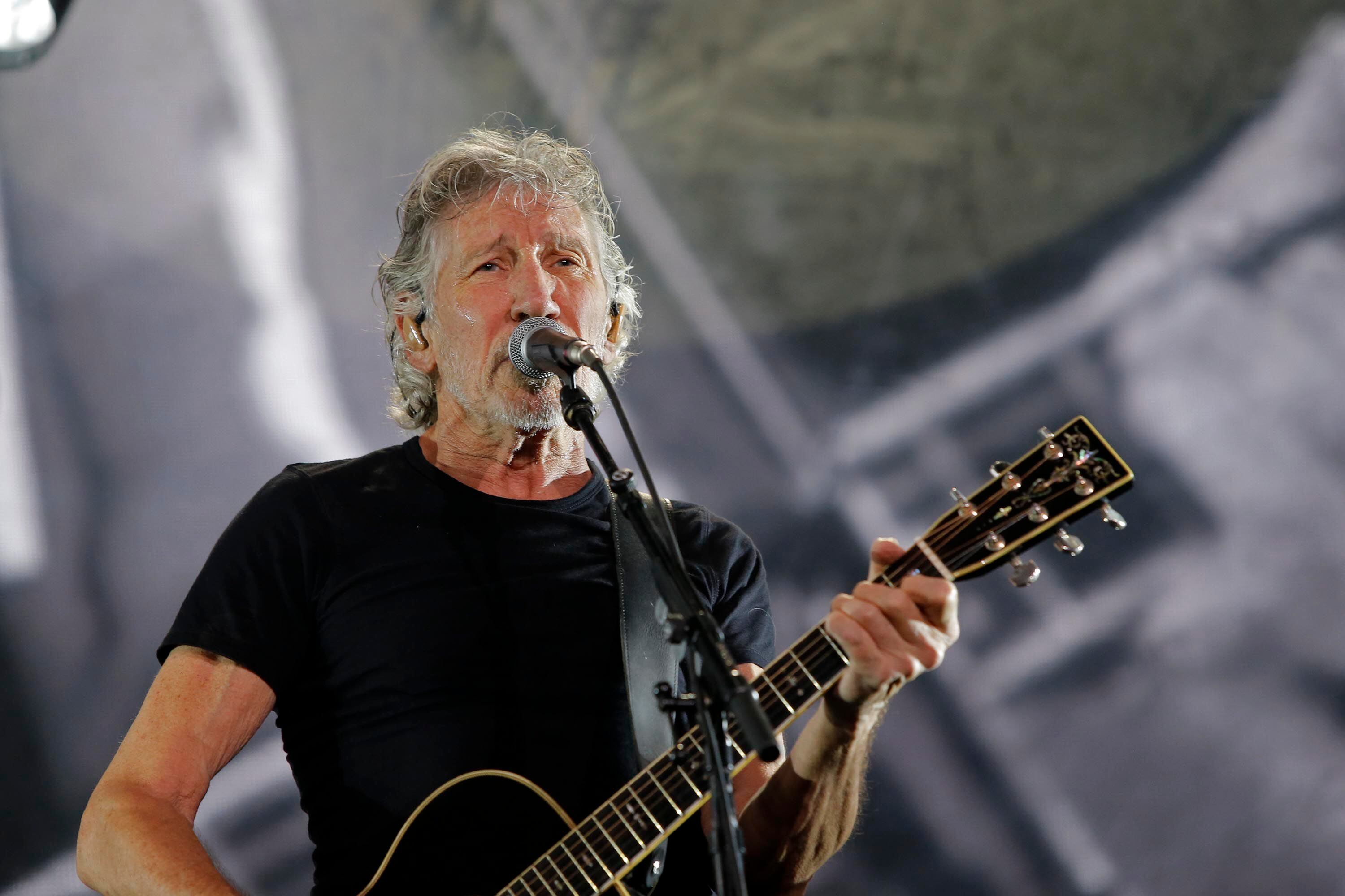 Roger Waters es investigado por usar ropa ‘estilo nazi’ y usar una ametralladora de imitación  en su concierto