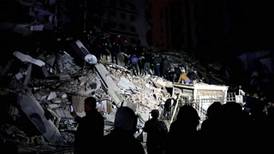 Varios cientos de muertos tras sismo de magnitud 7,8 en Turquía y Siria