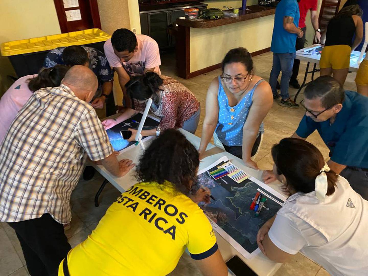 La comunidad de Golfito trabaja en el taller para hacer mapas de evacuación por tsunami, en la búsqueda de su proceso para llegar a ser 'Tsunami Ready'. Cortesía.