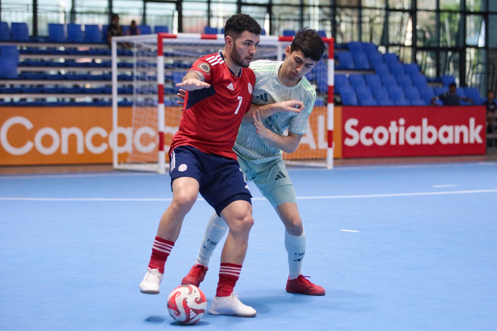 Minor Cabalceta controla el balón ante la marca de Daniel Soltero en el partido entre la Selección de Costa Rica y la Selección de México en el Premundial de Concacaf.