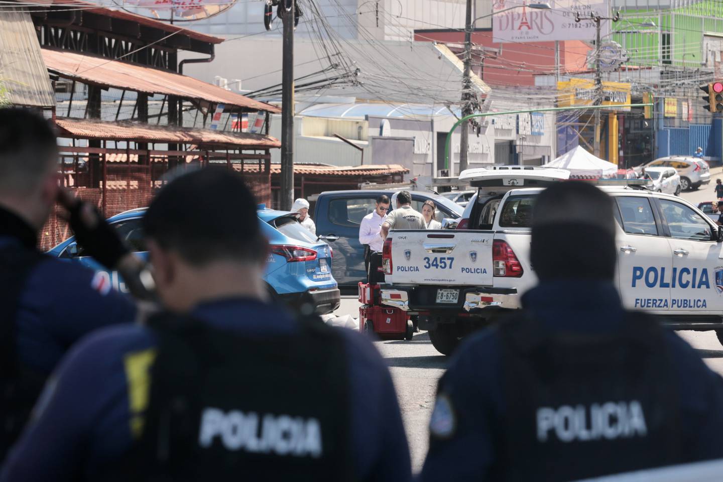 04/12/2023 Un hombre baleado sobre la carretera en San Sebastián San José los agentes del OIJ en el lugar. Foto Alonso Tenorio