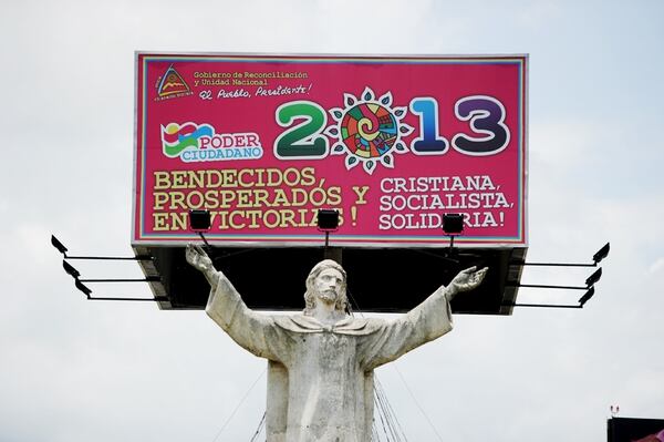 Monumento a Cristo Rey, Rotonda Santo Domingo. Propaganda Sandinista alusiva al gobierto que cubre la ciudad y sobre todo las carreteras principales y todas las rotondas de la ciudad de Managua. 
