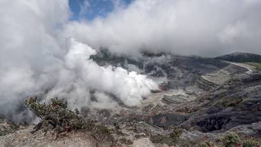 Volcán Poás lanza ceniza que viene en parte de magma en ascenso