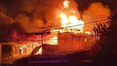 “Ningún vecino la reportaba”: Mujer que vivía sola muere en gran incendio en Desamparados