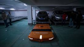 Empresa china experimenta con un estacionamiento manejado por robots