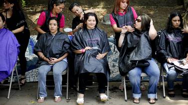 Pelucas para pacientes con cáncer requieren cabello y dinero 